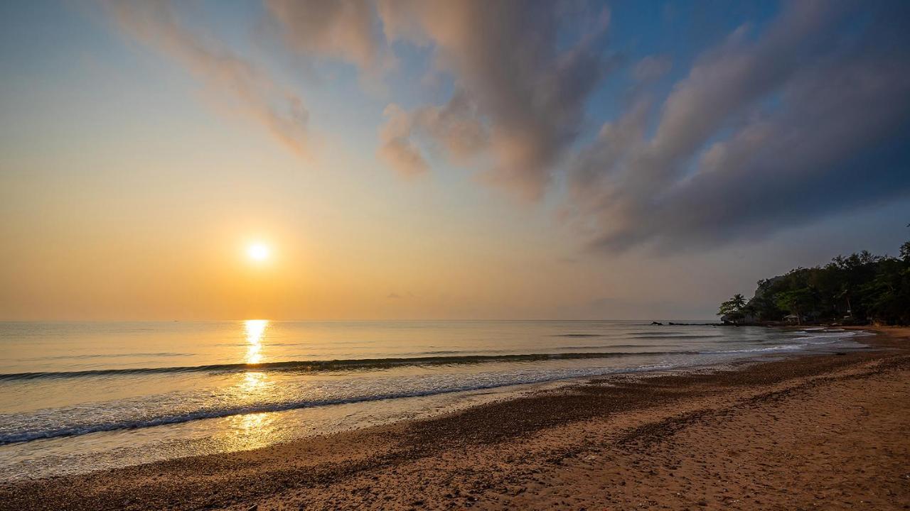 Ban Saithong Beach Resort Bang Saphan Noi Exterior foto